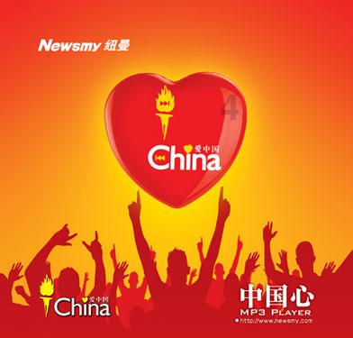 主人在泳池游泳，狗狗们兴奋不已，二哈来了个另类表演