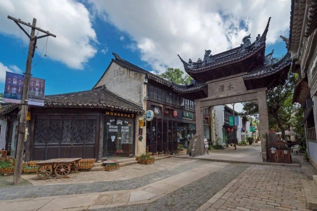 网友拍日照金山录下温暖一幕：男子不慎落水，岸边游客手拉手援救