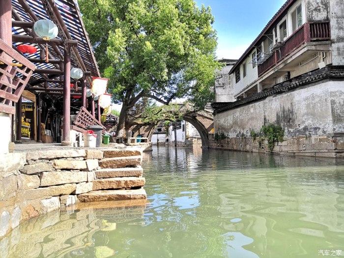 小马哥的爸爸在市立图书馆（打一四字成语）除了老马识途